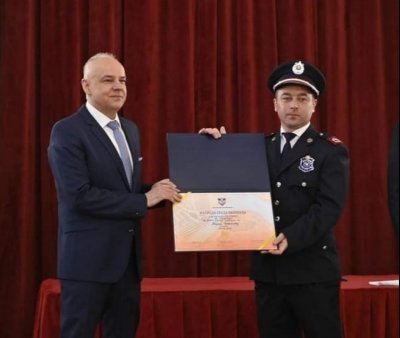 KC MUP - Uručena nagrada Svetislav Stojanović vatrogascu-spasiocu Darku Cvetiću
