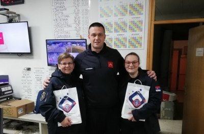 KC MUP (SG SVS) – Uručeni pokloni koleginicama dežurne službe 193